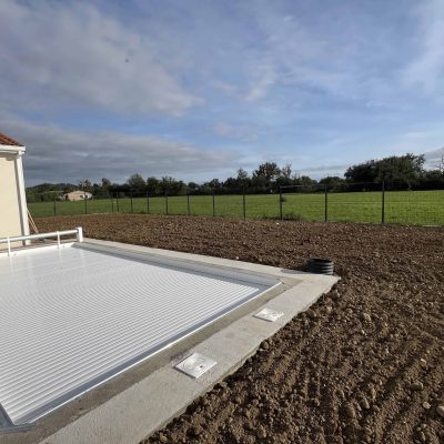 Nivellement de terrain autour d’une piscine, préparation de sol avant engazonnement ou aménagement