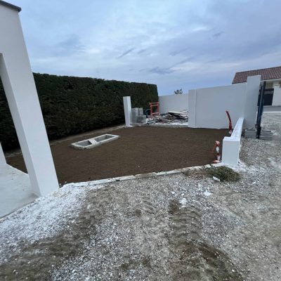 Préparation de terrain : apport de terre et mise à niveau devant maison pour aménagement extérieur