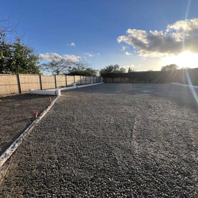 Plateforme en grave compactée après terrassement, préparation de sol pour accès ou aménagement extérieur