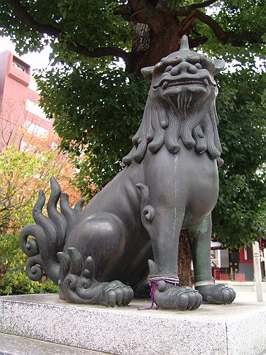 獅子と狛犬(角付き)一対古くから木彫の狛犬で浪速型狛犬に受け継がれて